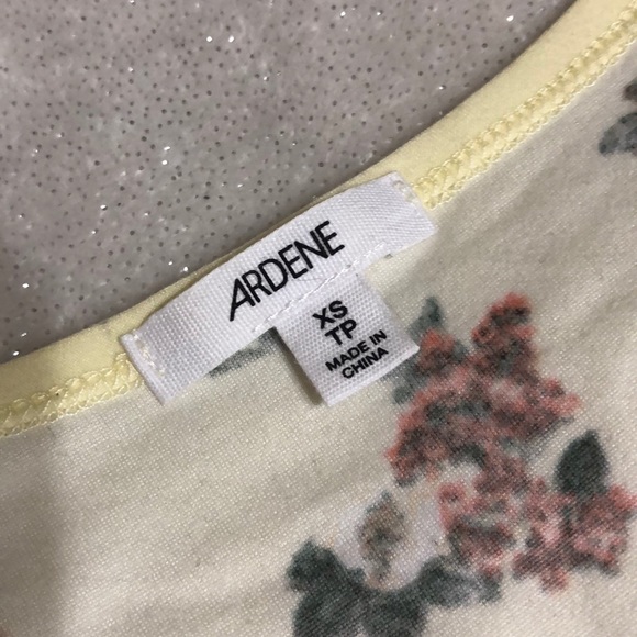 Cute half sleeve pastel yellow crop top - Picture 2 of 3